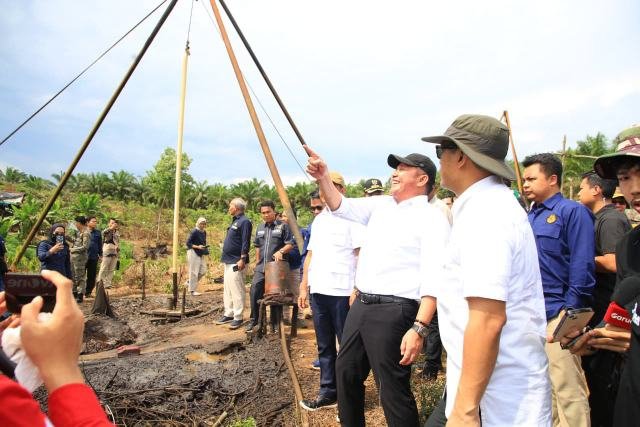 Menteri Energi dan Sumber Daya Mineral (ESDM) Bahlil Lahadalia bersama Gubernur H. Herman Deru meninjau sumur minyak rakyat di Kecamatan Keluang, Kabupaten Musi Banyuasin