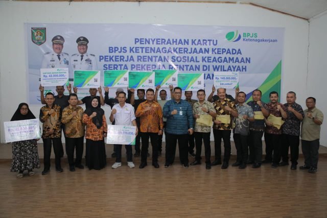 4.900 Pekerja Rentan di Asahan Terima Kartu BPJS Ketenagakerjaan