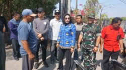 Wakil Bupati Sidoarjo, Hj. Mimik Idayana melakukan sidak ke lokasi jembatan yang putus di Desa Tambak Cemandi,