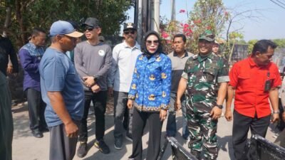 Wakil Bupati Sidoarjo, Hj. Mimik Idayana melakukan sidak ke lokasi jembatan yang putus di Desa Tambak Cemandi,