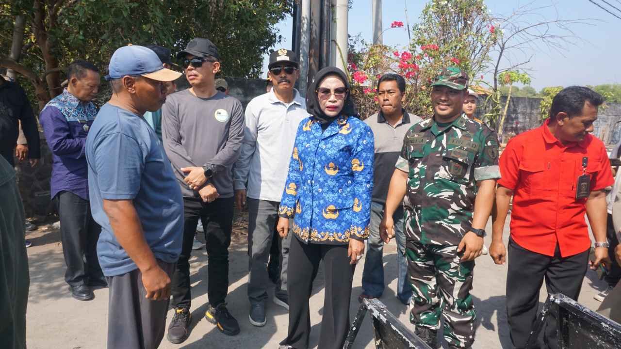 Wakil Bupati Sidoarjo, Hj. Mimik Idayana melakukan sidak ke lokasi jembatan yang putus di Desa Tambak Cemandi,
