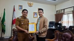 Riza Vahlevi Serahkan SK Ketua Carateker Karang Taruna ke Camat Talang Kelapa