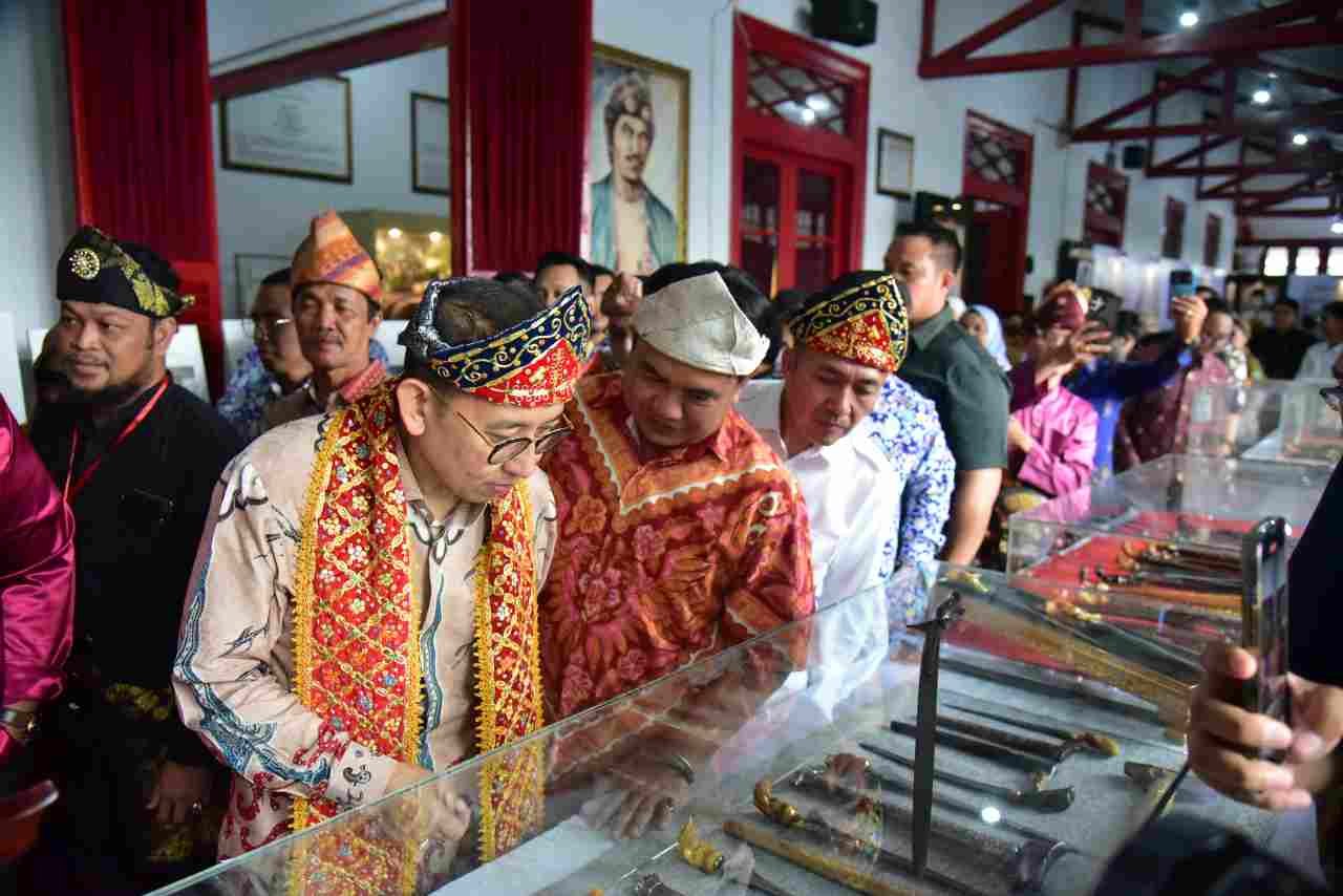 Menteri Kebudayaan Fadli Zon Buka Pameran Perangko di Kota Tertua Palembang