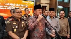 Gubernur Sumatera Selatan H. Herman Deru, Kepala Kejaksaan Tinggi (Kejati) Sumsel Dr. Julianto, serta sejumlah pejabat dari instansi terkait saat konfrensi pers di Griya Agung Palembang