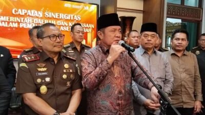 Gubernur Sumatera Selatan H. Herman Deru, Kepala Kejaksaan Tinggi (Kejati) Sumsel Dr. Julianto, serta sejumlah pejabat dari instansi terkait saat konfrensi pers di Griya Agung Palembang