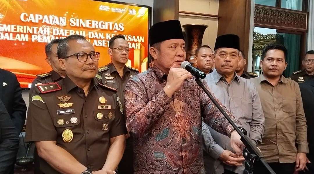 Gubernur Sumatera Selatan H. Herman Deru, Kepala Kejaksaan Tinggi (Kejati) Sumsel Dr. Julianto, serta sejumlah pejabat dari instansi terkait saat konfrensi pers di Griya Agung Palembang