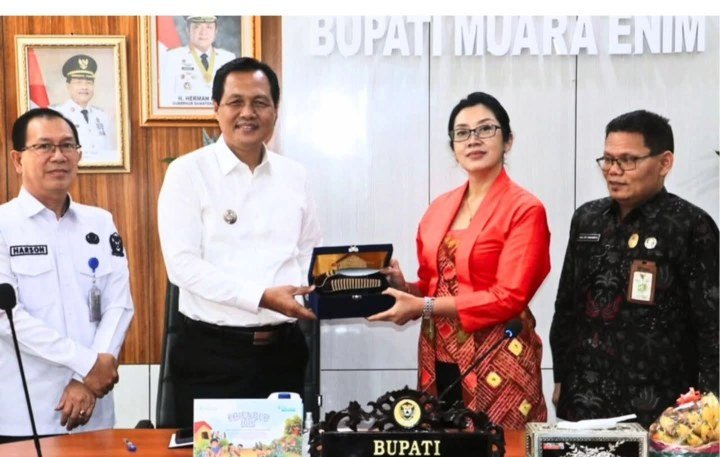 Bupati Muara Enim, H. Edison disela menerima kunjungan kerja Kepala Kantor Regional (Kanreg) VII Badan Kepegawaian Negara (BKN) Palembang, Heni Sri Wahyuni di Ruang Rapat Bupati Muara Enim, Kamis (23/10/2025). 