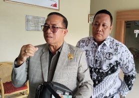 Ketua Persatuan Guru Republik Indonesia (PGRI) Kota Palembang, Ahmad Zulinto turun tangan langsung mendampingi guru melapor ke Polrestabes Palembang, Kamis (23/10/2025).