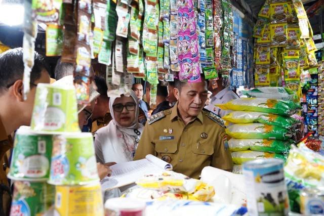 Walikota Palembang, H. Ratu Dewa, turun ke Pasar KM 5 pada Senin (27/10/2025)