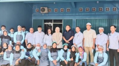 Anggota DPR RI Fraksi Gerindra Hj. Kartika Shandra Desi beserta rombongan menyempatkan mengunjungi SPPG Kedondong Raye 1 Yayasan Sedulang Berkah