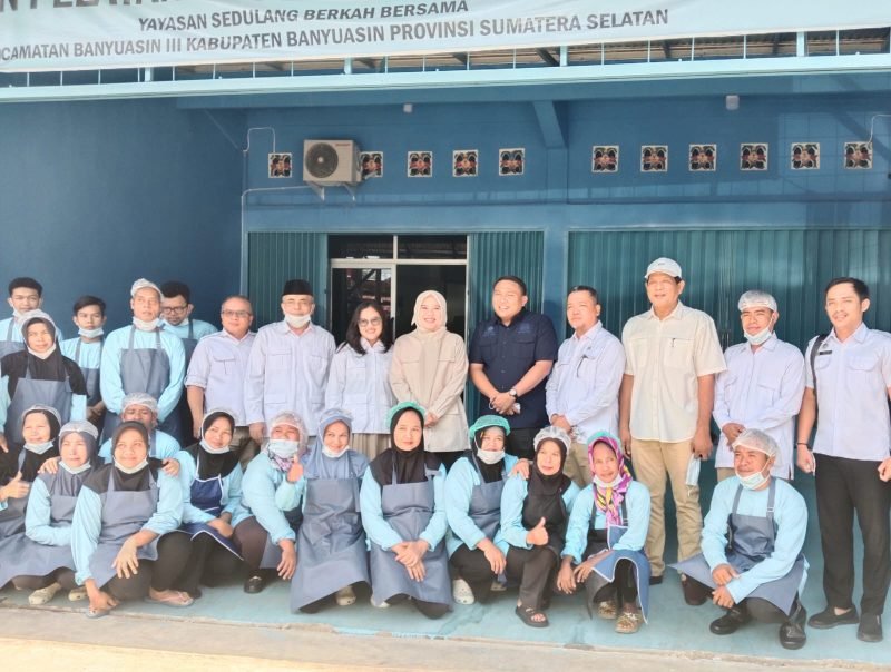 Anggota DPR RI Fraksi Gerindra Hj. Kartika Shandra Desi beserta rombongan menyempatkan mengunjungi SPPG Kedondong Raye 1 Yayasan Sedulang Berkah