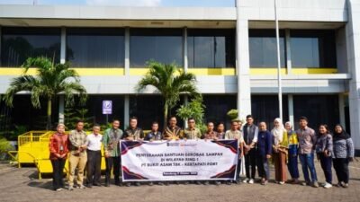 PTBA Serahkan 9 Unit Gerobak Sampah untuk Warga Ring 1 Kertapati