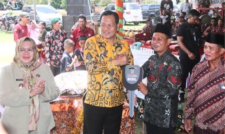 Bupati Muara Enim, H. Edison menyambangi Desa Sumaja Makmur, Kecamatan Gunung Megang, Kamis (30/10)