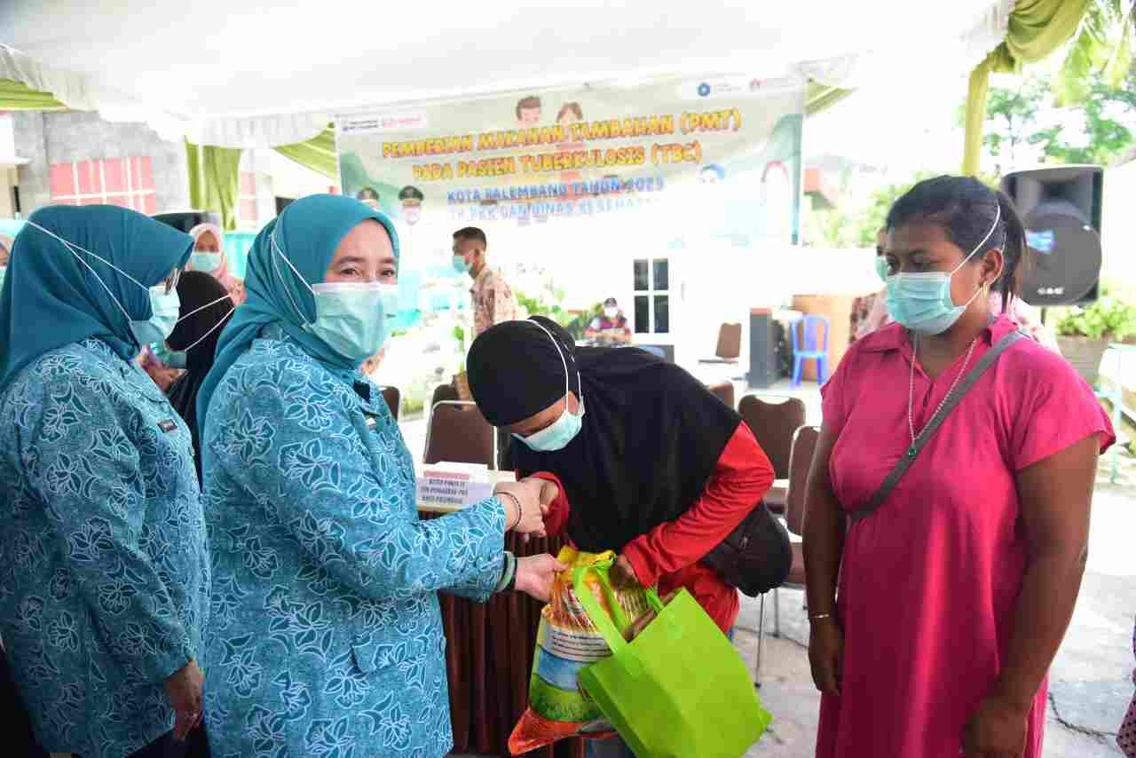TP PKK Palembang Lakukan Pembagian PMT di Puskesmas Sematang Borang