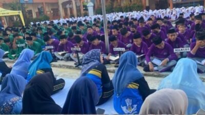 Siswa,guru dan Kepala SMP Negeri 30 Palembang mengelar Yasin bersama sekaligus mendengarkan tausiyah dan himbauan yang disampaikan Kepala SMP Negeri 30 Palembang, Kamila Delima, S.Pd, M.Si.