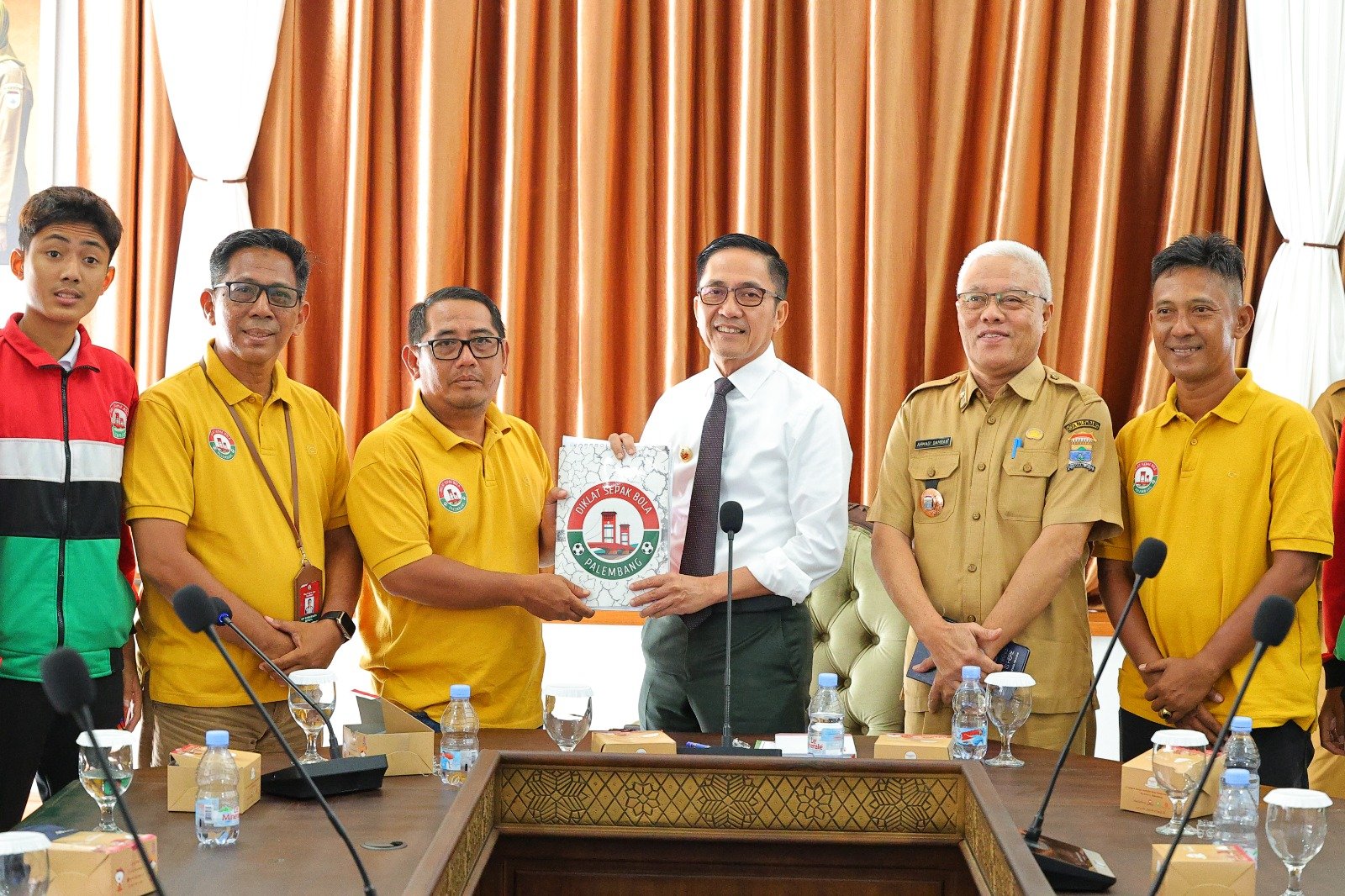 Wali Kota Palembang, Ratu Dewa, M.Si, menerima audiensi Diklat Sepakbola Palembang