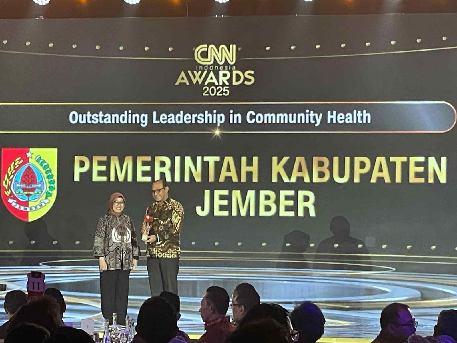 Bupati Jembe Raih Penghargaan CNN Berkat Kepemimpinan Progresif di Bidang Kesehatan