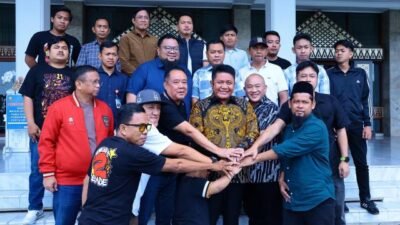 Gubernur Sumsel Herman Deru bersama Wakil Gubernur H. Cik Ujang menggelar pertemuan penting dengan manajemen PT. Sriwijaya Optimis Mandiri (SOM) dan perwakilan suporter di Griya Agung, Sabtu (1/11/2025)