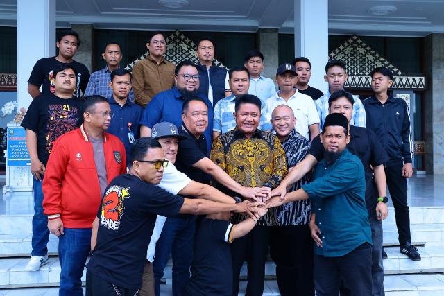 Gubernur Sumsel Herman Deru bersama Wakil Gubernur H. Cik Ujang menggelar pertemuan penting dengan manajemen PT. Sriwijaya Optimis Mandiri (SOM) dan perwakilan suporter di Griya Agung, Sabtu (1/11/2025)