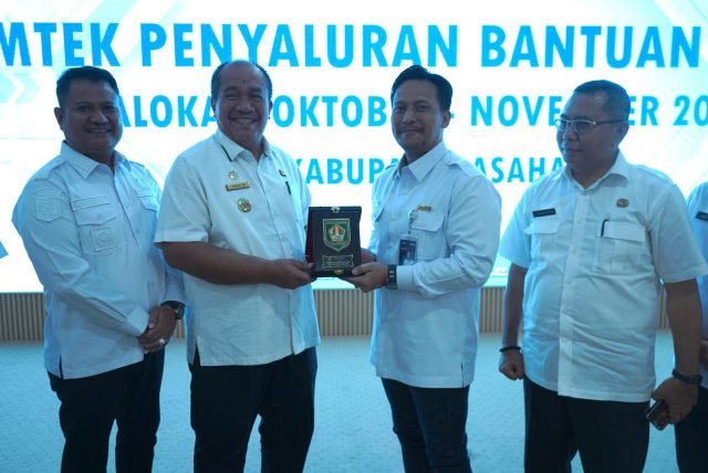 Bupati Asahan Taufik Zainal Abidin membuka secara resmi Bimbingan Teknis (Bimtek) Penyaluran Bantuan Pangan Periode Oktober–November 2025 di Aula Melati Kantor Bupati Asahan, Rabu (05/11/2025).