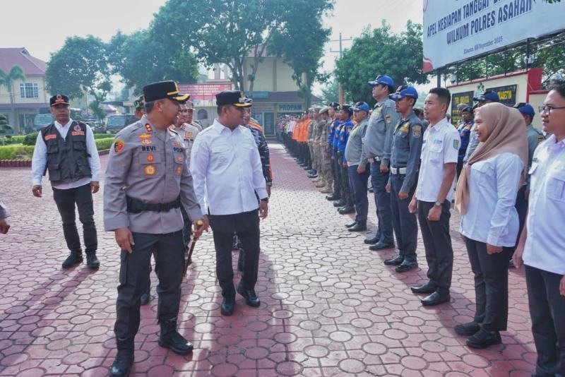 Wakil Bupati Asahan Rianto menghadiri Apel Kesiapan Tanggap Darurat Bencana di halaman Mapolres Asahan, Rabu (05/11/2025).