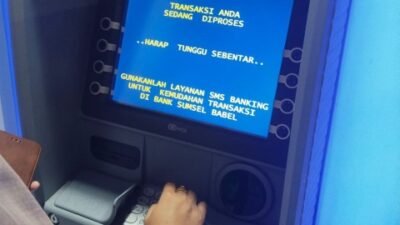 Seorang guru pergi ke ATM untuk mengambil gajinya