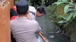Polisi melakukan olah TKP tempat korban meninggal di parit samping SMP N 30 Palembang