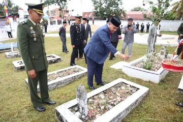 Bupati Salim Fakhry Ziarah ke Taman Makam Pahlawan