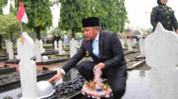 Gubernur Sumsel Herman Deru di Taman Makam Pahlawan Ksatria Ksetra Siguntang Palembang, Senin (10/11/2025).