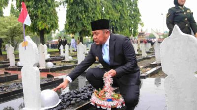 Gubernur Sumsel Herman Deru di Taman Makam Pahlawan Ksatria Ksetra Siguntang Palembang, Senin (10/11/2025).