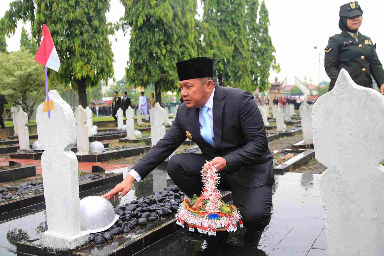Gubernur Sumsel Herman Deru di Taman Makam Pahlawan Ksatria Ksetra Siguntang Palembang, Senin (10/11/2025).