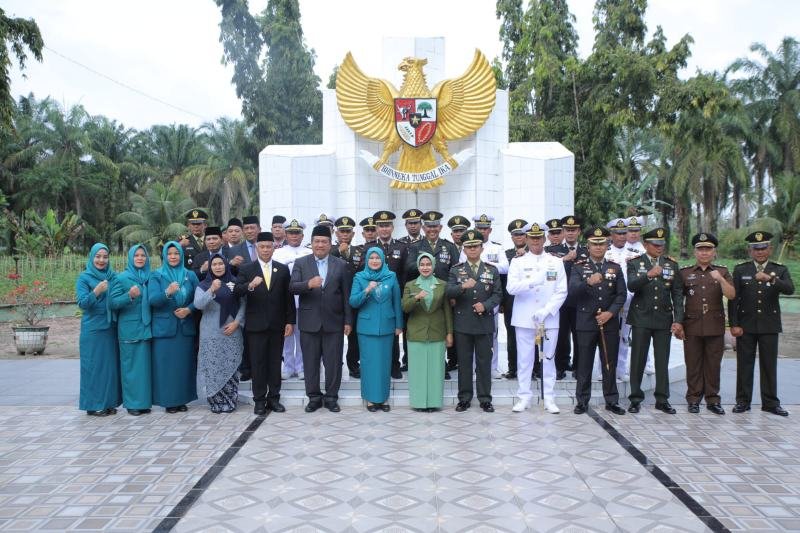 Forkopimda Asahan Peringati Hari Pahlawan dengan Upacara dan Ziarah di TMP Kisaran
