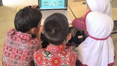 Siswa SD Negeri 123 Palembang sedang belajar digital interaktif