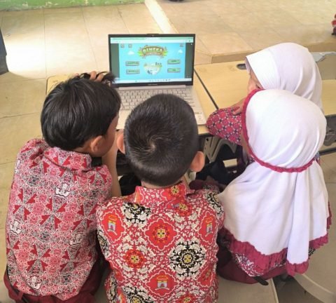 Siswa SD Negeri 123 Palembang sedang belajar digital interaktif