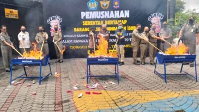 Petugas Bea Cukai Yogyakarta secara simbolis memusnahkan berbagai jenis barang ilegal hasil penindakan di halaman Kantor Bea Cukai Yogyakarta, Selasa (11/11/2025).