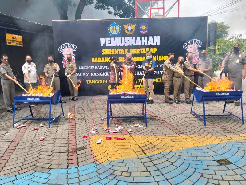 Petugas Bea Cukai Yogyakarta secara simbolis memusnahkan berbagai jenis barang ilegal hasil penindakan di halaman Kantor Bea Cukai Yogyakarta, Selasa (11/11/2025).