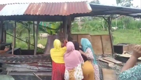 Emak- Emak di Agara Bongkar Paksa Rumah yang Diduga Tempat Sarang Narkoba