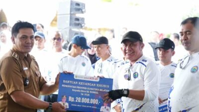 Herman Deru Serahkan Bantuan Desa dan Sarana Pertanian di OKU Selatan