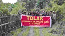 Puluhan warga Kecamatan Gandus Palembang Sumatera Selatan melakukan aksi turun kelapangan