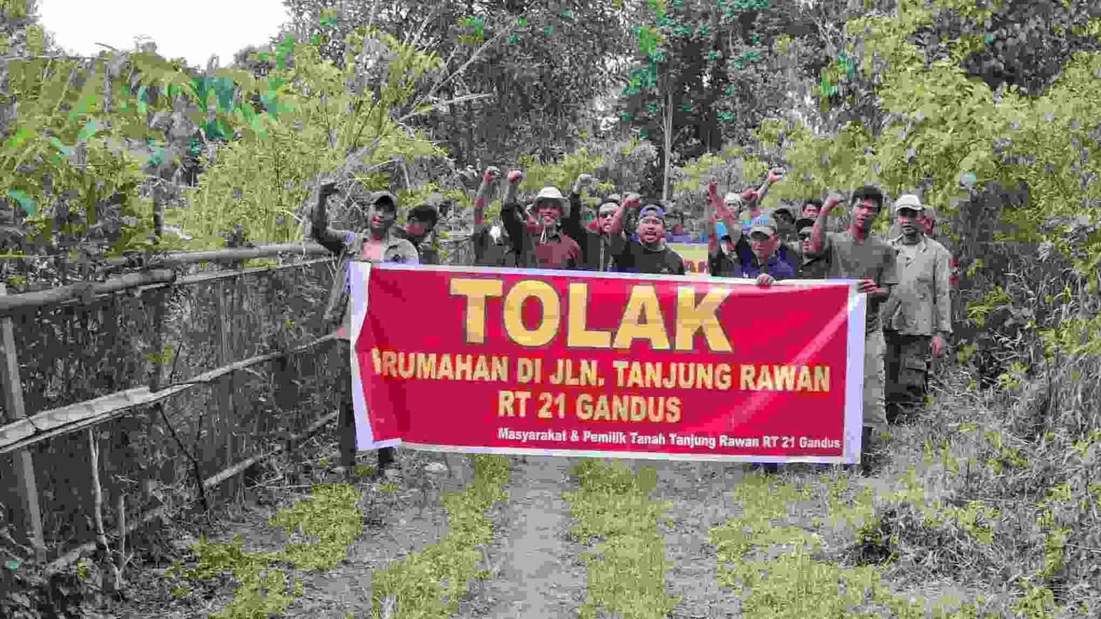 Puluhan warga Kecamatan Gandus Palembang Sumatera Selatan melakukan aksi turun kelapangan
