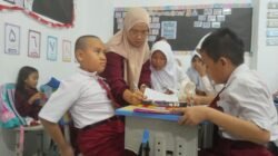 Siswa ABK sedang mengikuti proses Kegiatan Belajar Mengajar (KBM) di dalam kelas didampingi oleh orang tuanya