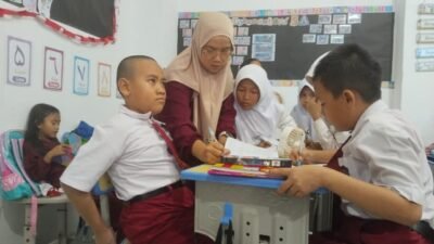 Siswa ABK sedang mengikuti proses Kegiatan Belajar Mengajar (KBM) di dalam kelas didampingi oleh orang tuanya
