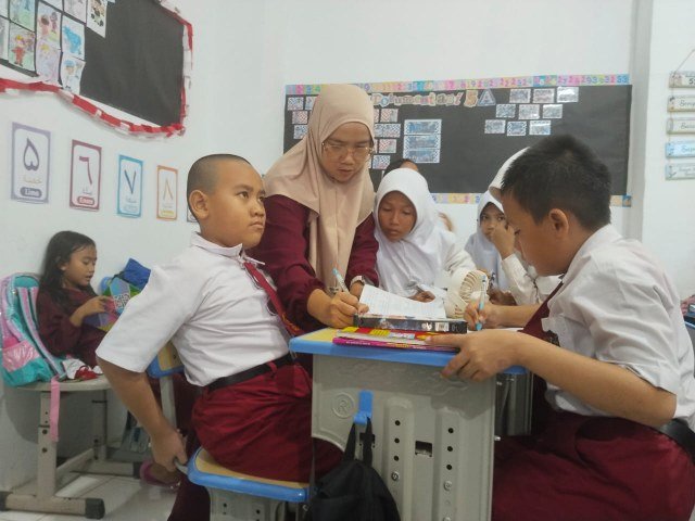 Siswa ABK sedang mengikuti proses Kegiatan Belajar Mengajar (KBM) di dalam kelas didampingi oleh orang tuanya