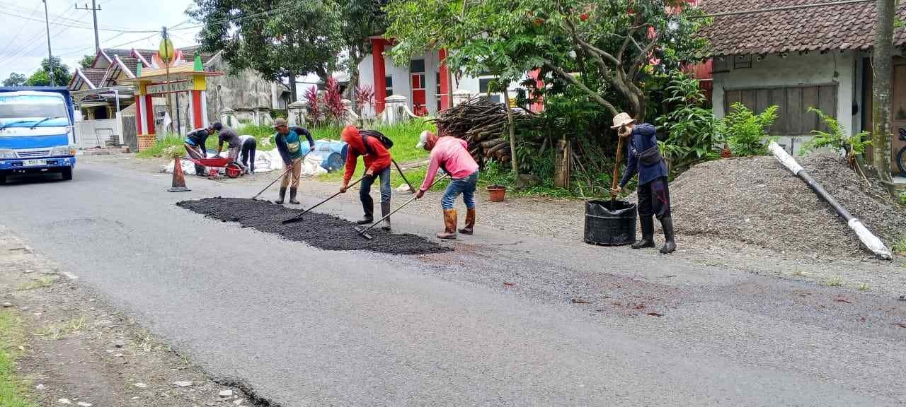 Pemerintah Kabupaten Jember mulai melakukan pekerjaan peningkatan jalan di ruas Wuluhan serta penambalan lubang