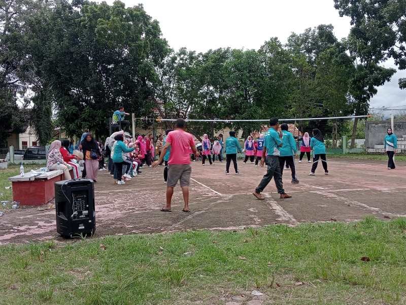 Tim Penggerak Pemberdayaan dan Kesejahteraan Keluarga, (TP-PKK) Aceh Tenggara menggelar kejuaraan bola voli Ibu-ibu antar kecamatan.