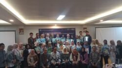 Sesi poto bersama,kegiatan Balai Bahasa Provinsi Sumatera Selatan menggelar Perayaan Hari Guru Nasional (HGN) sekaligus meluncurkan 42 judul buku cerita anak dwibahasa di Hotel Opi Indah, Palembang.