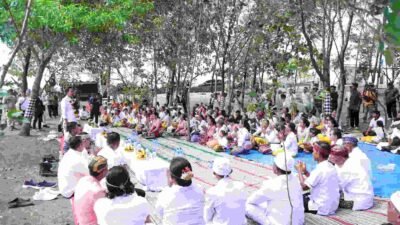 Bupati Jember, Gus Fawait, melakukan kunjungan ke area persembahyangan umat Hindu di Pantai Paseban