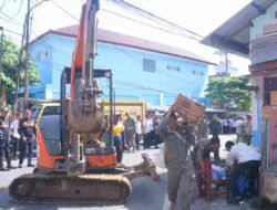 Berdiri di Lahan Kuburan, Rumah dan Kios di Puncak Sekuning di Bongkar