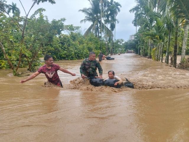 prajurit TNI AD Kodim 0108/ Agara hadir, menembus derasnya arus, menyelamatkan warga satu demi satu