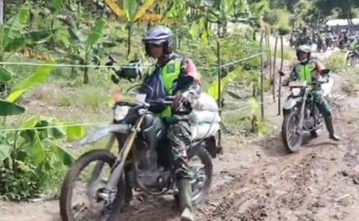 Prajurit TNI AD Kodim 0108/Agara Tembus Daerah Terisolasi Bawa Bantuan Korban Bencana di Agara